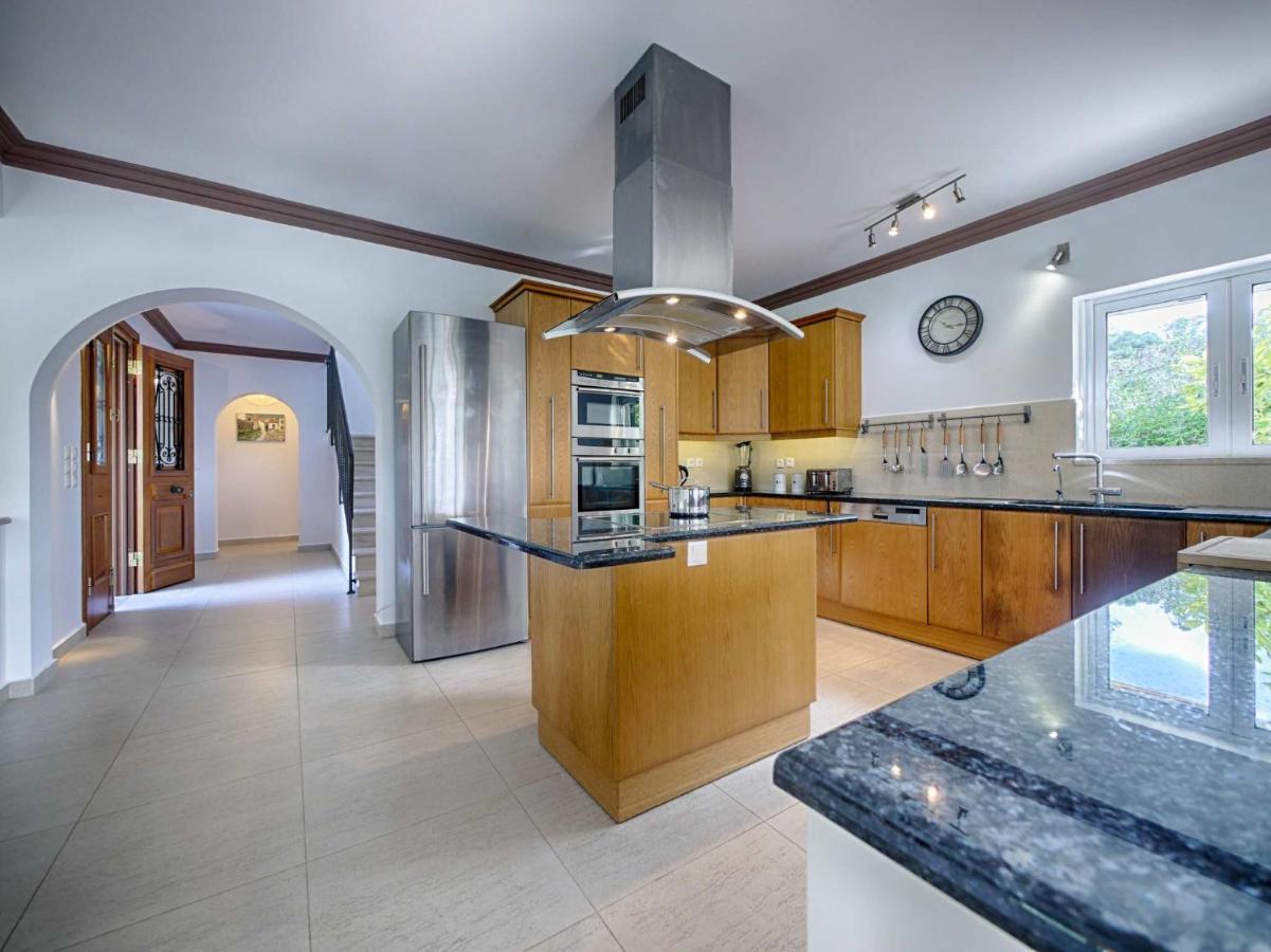 Vilă - 3 Minutes From The With Heated Eco-pool And Sunset View Afión