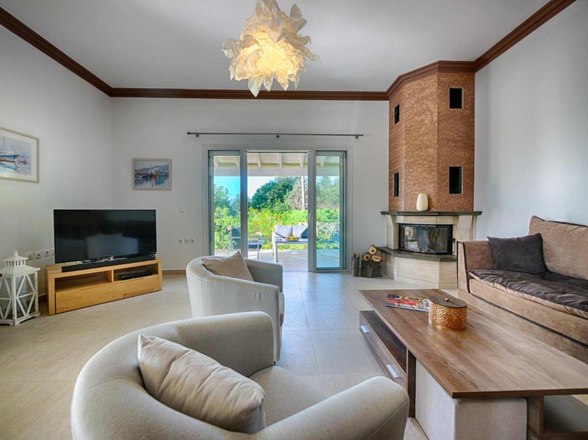 Vilă - 3 Minutes From The With Heated Eco-pool And Sunset View